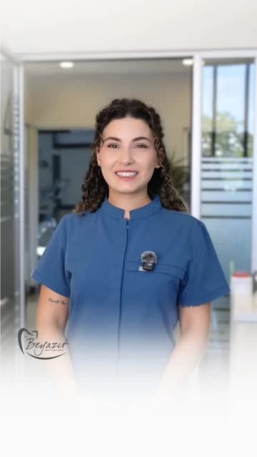 Beyazıt Diş videosunun kapağı; dikey kadrajda konuşmacı ve alt bölümde marka logosu