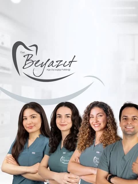 Beyazıt Diş ekip portreleri ve marka logosu; üç parçalı Instagram tasarımının sol bölümü